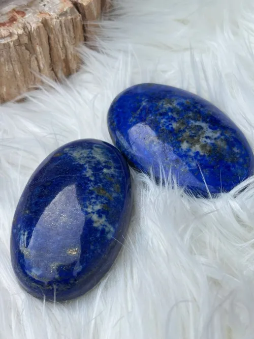 Comparison of genuine and imitation lapis lazuli under magnification