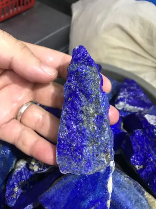 Lapis lazuli pigment and artwork showing historical use