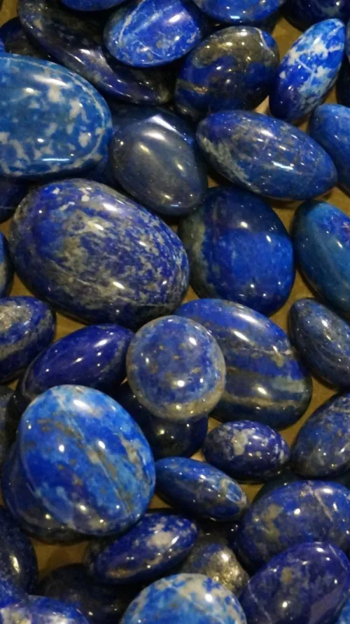 Natural mineral distribution in lapis lazuli